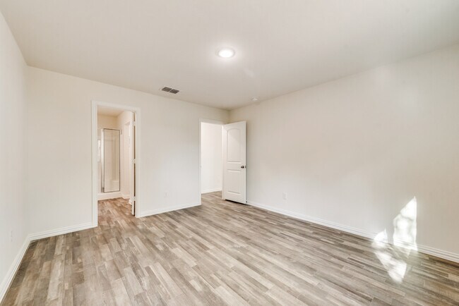 Building Photo - 1517 Sheri Ln S