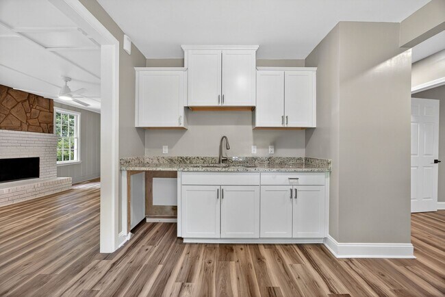 Building Photo - Renovated & Move-In Ready Ranch in Rosewood!