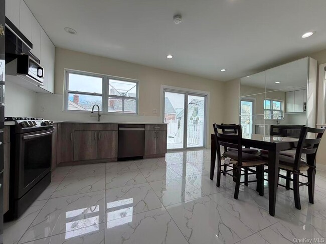 Building Photo - 30 Herkomer St