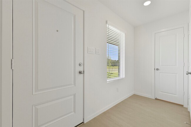 Building Photo - 253 Douglas Hls Dr