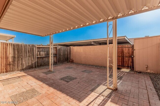 Building Photo - Spacious 4BR Townhome in Phoenix