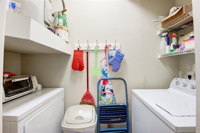 Building Photo - 7575 Kirby Dr