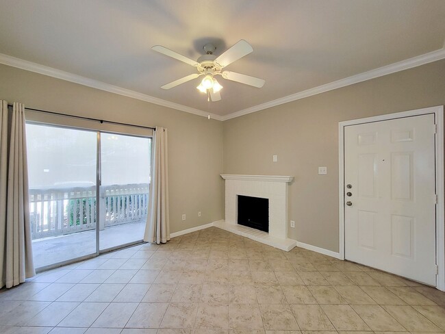 Building Photo - Prime Location in West University Area! First floor unit with open floor plan, tile floors throug...