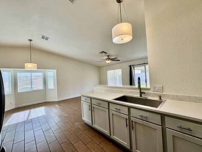 Building Photo - Midvale beauty 3 bed 2 bath