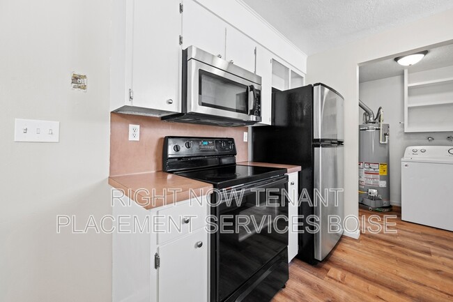 Building Photo - 306 W Maple Ave