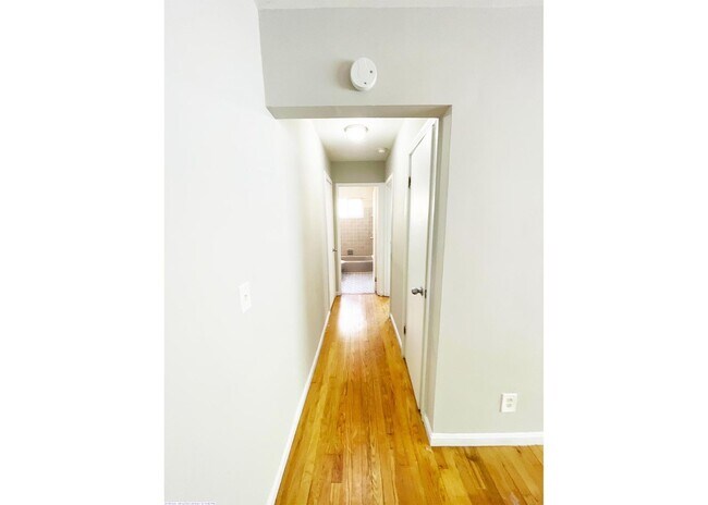 Building Photo - 562 Lowell Ave