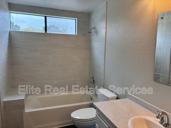 Building Photo - 4582 Villas Dr