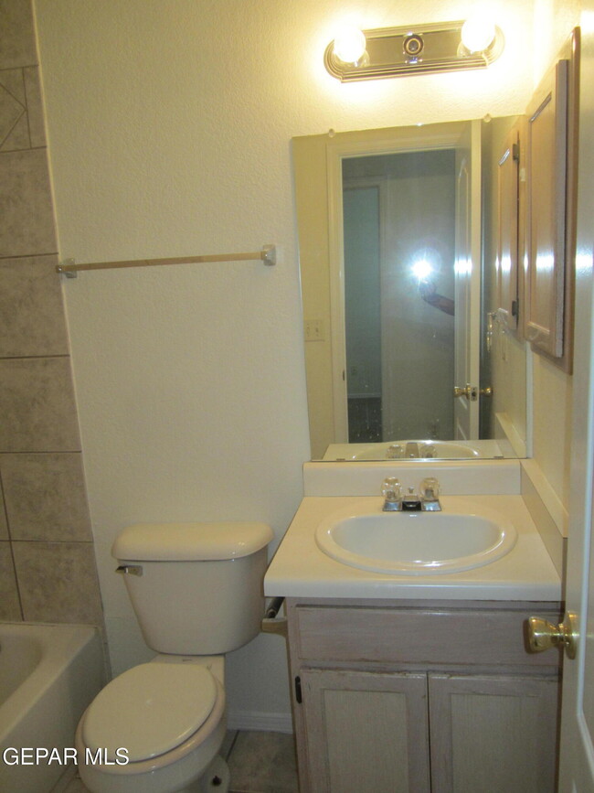 Building Photo - 12521 Tierra Serena Dr