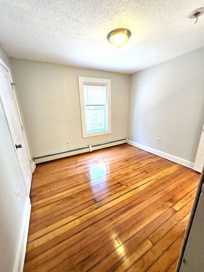 Building Photo - 31 Beecher St