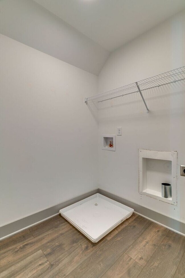 Building Photo - Beautiful Newer Build in Madison!