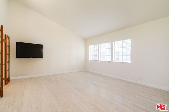 Building Photo - 141 N Clark Dr