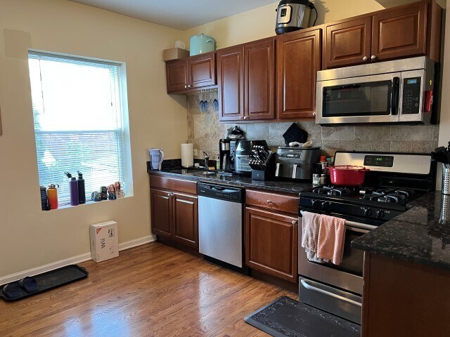 Building Photo - 3422 W Leland Ave