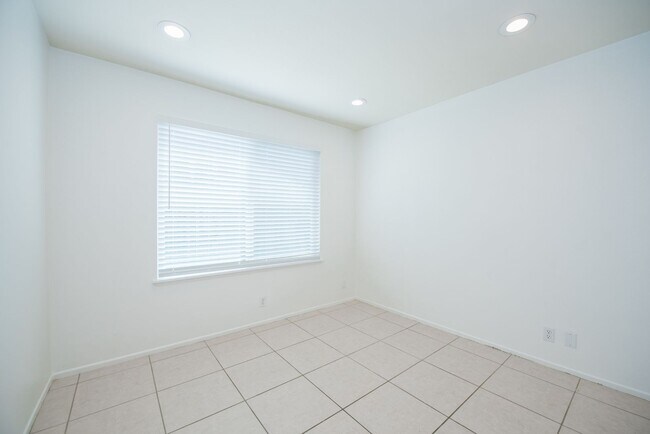 Building Photo - Spacious 4 Bedroom Home in Quiet Yorba Linda Neighborhood
