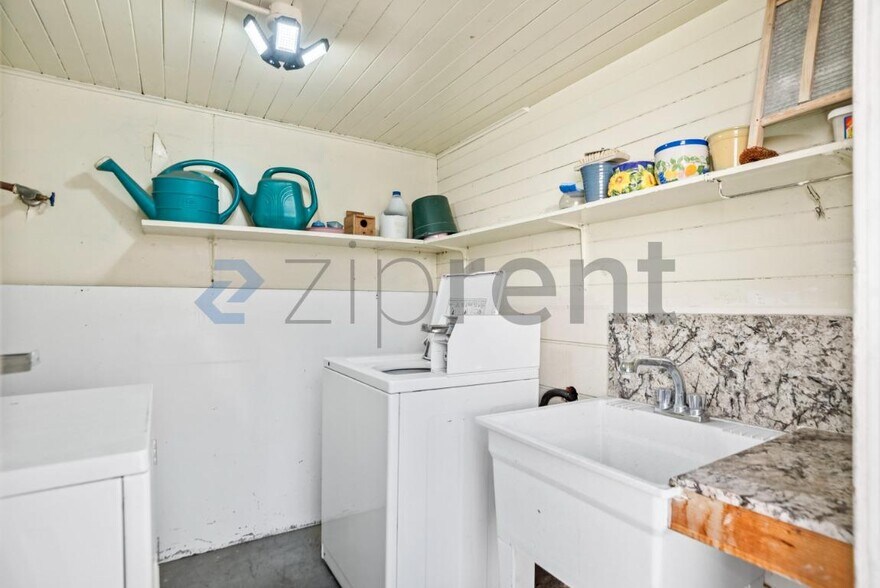 Building Photo - Unit 1