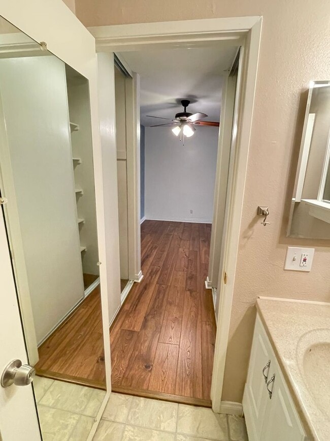 Building Photo - Unique Condo In Irvine