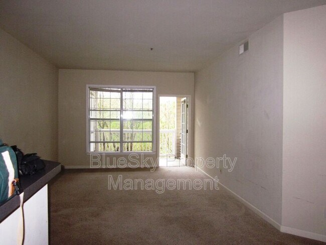 Building Photo - 300 Riverbend Dr