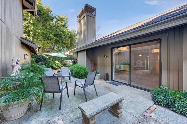 Building Photo - Gold River 2 Bedroom / Den, 2 Bathroom 1,600 Sqft. with Pool and Clubhouse For Lease.