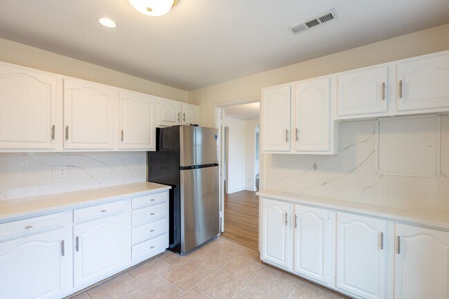 Building Photo - Charming 3 BR/2.5 BA 2-Level Condo in Cath...