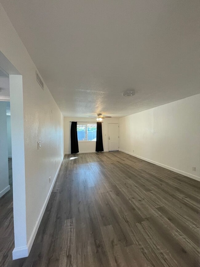 Building Photo - Spacious Duplex w/ New Upgrades!!
