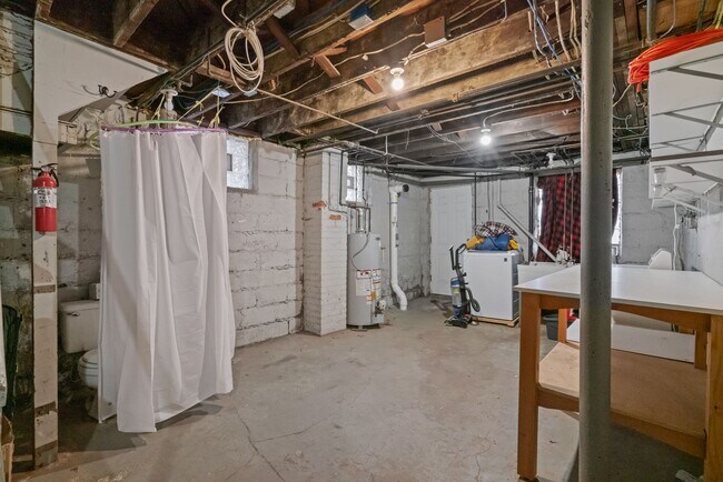 Building Photo - **Price reduction** Spacious 3-Bedroom Hom...