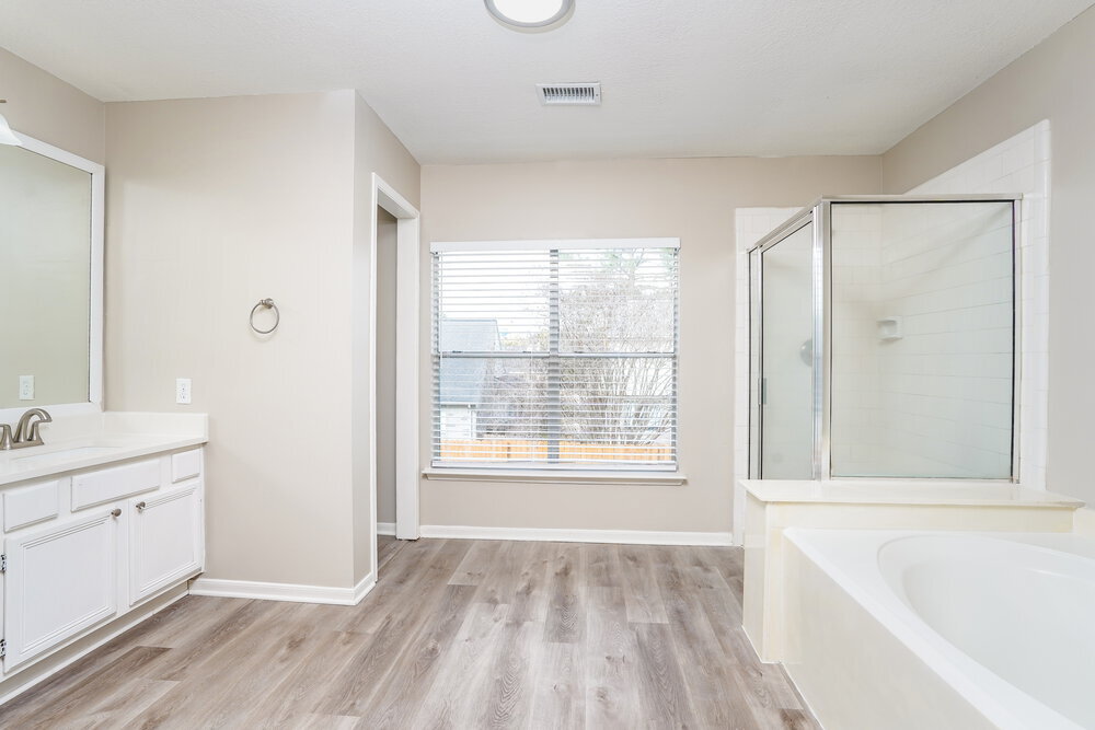 Building Photo - 18162 Holly Green Dr