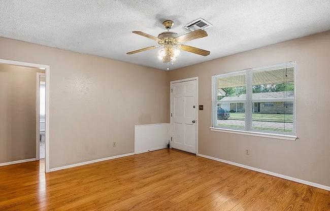 Building Photo - Spacious 3BD, 2BTH Home Right off 12th AVE Minutes from the highway and 5 Minutes from OU Campus!