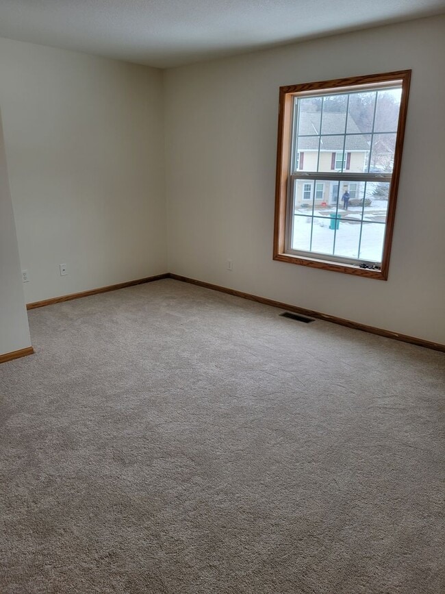 Building Photo - 2 Level Townhouse