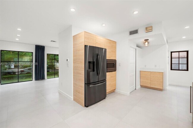 Building Photo - 151 NE 43rd St