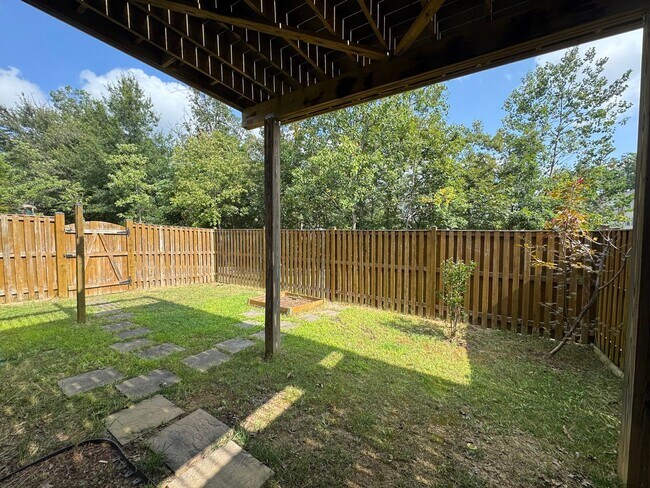 Building Photo - Luxurious 3 Bed 2.5 Bath End-Unit Townhome...