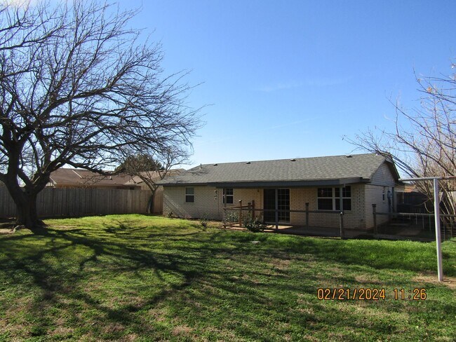 Building Photo - MacArthur Schools Area!