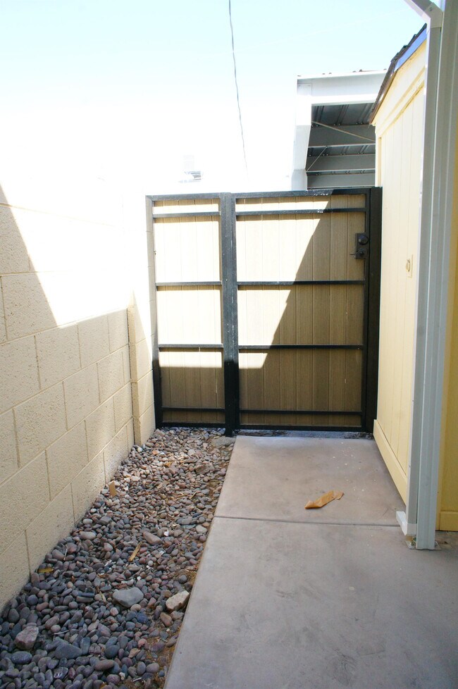 Building Photo - 3827 S Mill Ave