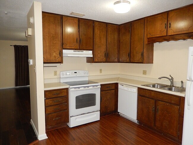 Building Photo - AFFORDABLE 2/1 w/ & Huge Privacy Fenced Yard! $1095/month Avail April 1st!