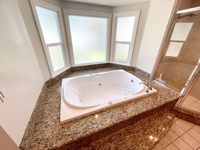 Building Photo - *** Gorgeous 4 bed 3 bath Single Family Ho...
