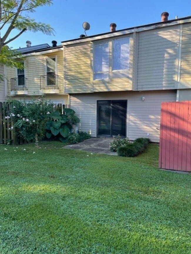 Building Photo - 2 bedroom 1 1/2 bath condominium