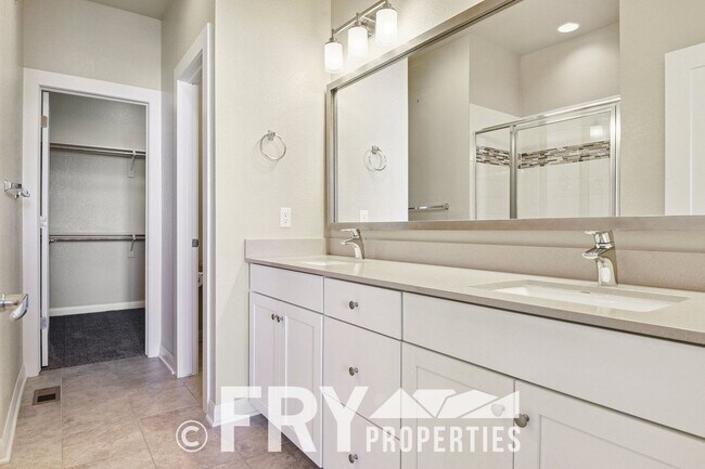 Building Photo - Beautiful 3 Bedroom Townhome in Belmar