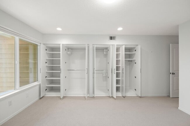 Building Photo - Updated 2BD/2BA Condo in North Portland! S...