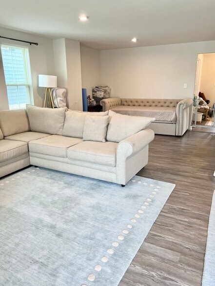 Building Photo - 1904 Glissade Ln