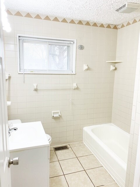 Building Photo - EAST SIDE 3BR RECENTLY UPDATED!