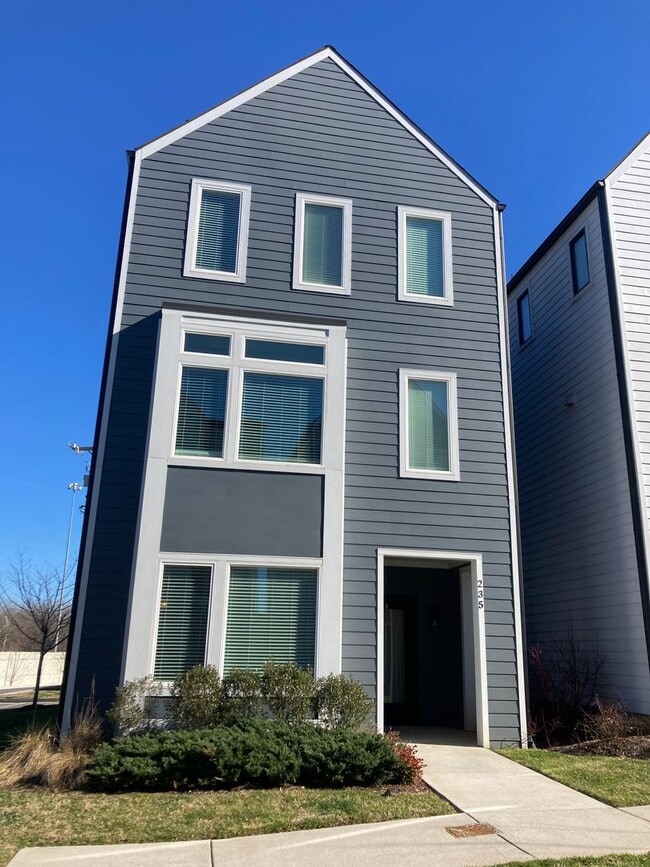 Building Photo - 3 bedroom, 3.5 bath, Spacious & Open Floor...