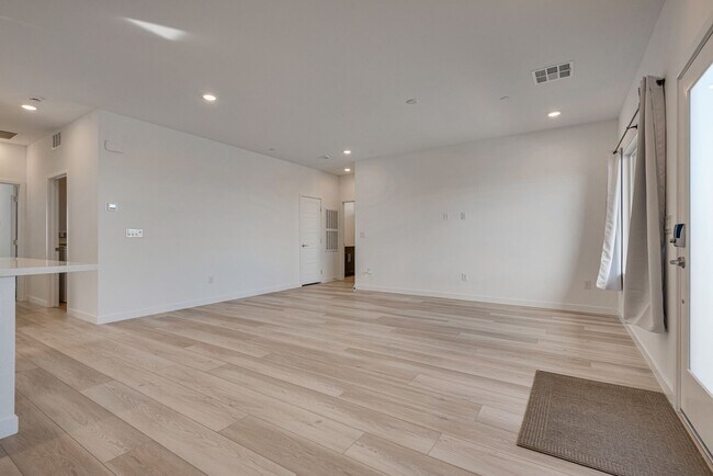 Building Photo - 900 Elmwood Frst Ln