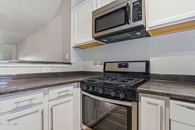 Building Photo - 3150 N Yarbrough Dr