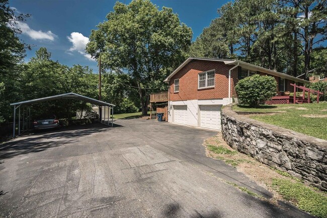 Building Photo - WOW! 4 BR 2.5 BA house w/ 1 acre of land a...