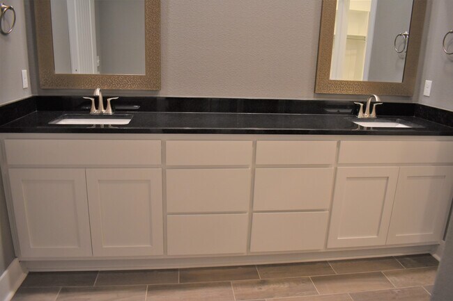 Building Photo - Luxurious 4 Bedroom, 3.5 Bathroom Home In Fayetteville, AR