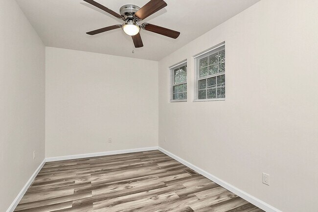 Building Photo - Rent Special on Affordable Duplex in Ender...