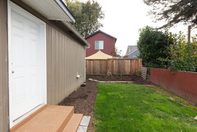 Building Photo - 4740 NE 99th Ave