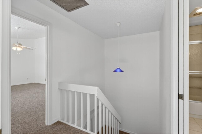Building Photo - 3004 SE Round Table Dr