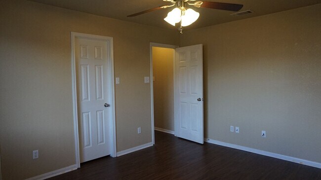 Building Photo - 2603 John Porter Dr