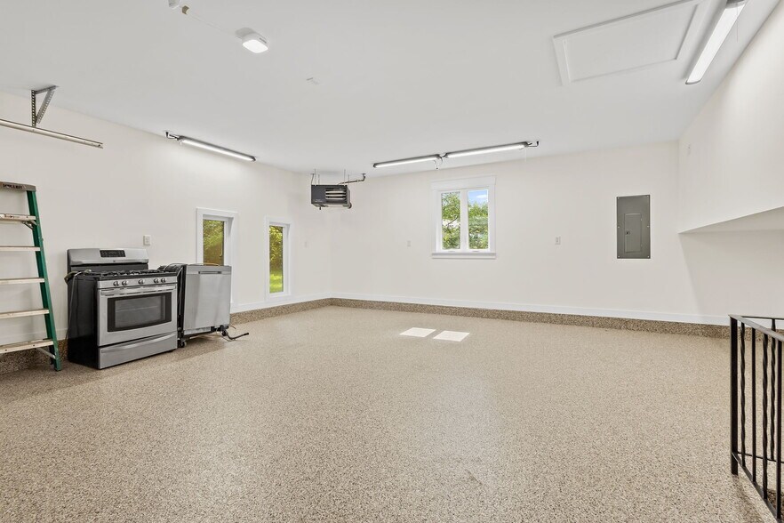 Building Photo - 658 West St