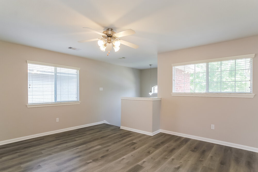 Building Photo - 985 Oak Falls Dr