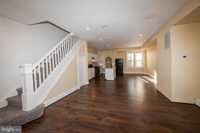 Building Photo - 3317 W Garrison Ave